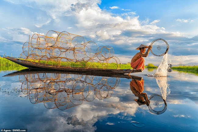 Ngư dân đánh bắt cá bằng kỹ thuật truyền thống sau một cơn mưa buổi chiều ở Myanmar.
