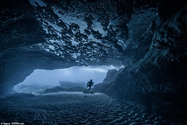 Du khách lặn khám phá hang động ngập nước ở Ferreries, Tây Ban Nha.
