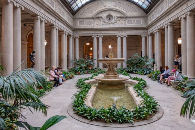 Bảo tàng Frick Collection, Mỹ: Tòa nhà bảo tàng ở thành phố New York ban đầu là biệt thự riêng của doanh nhân ngành thép Henry Clay Frick. Ông đã xây dựng công trình vào năm 1914 với 7 tầng gầm để làm nơi chơi bowling và bi-a. Chúng cho đến nay vẫn không được mở cửa cho du khách.
