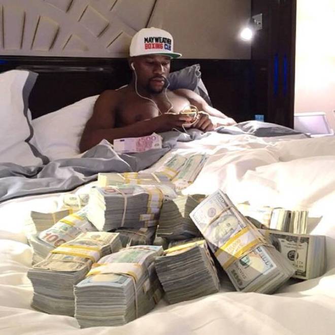 Floyd Mayweather hứng đủ "gạch đá" vì khoe tiền