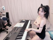 Media - Nữ streamer &quot;dậy sóng&quot; cộng đồng mạng khi đổi gu từ ngoan hiền sang gợi cảm