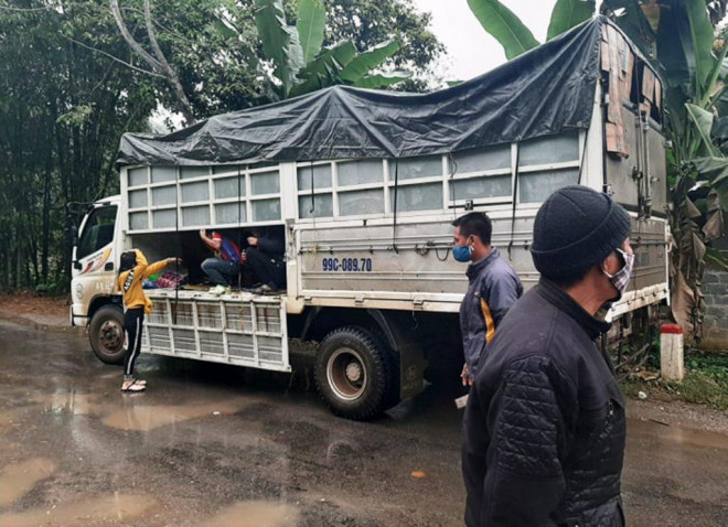 Chiếc xe tải vượt chốt kiểm dịch chở 15 người trên thùng xe