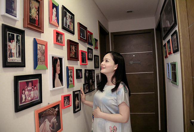 Trong nhà, Lan Phương treo nhiều bức ảnh kỷ niệm cá nhân và gia đình.