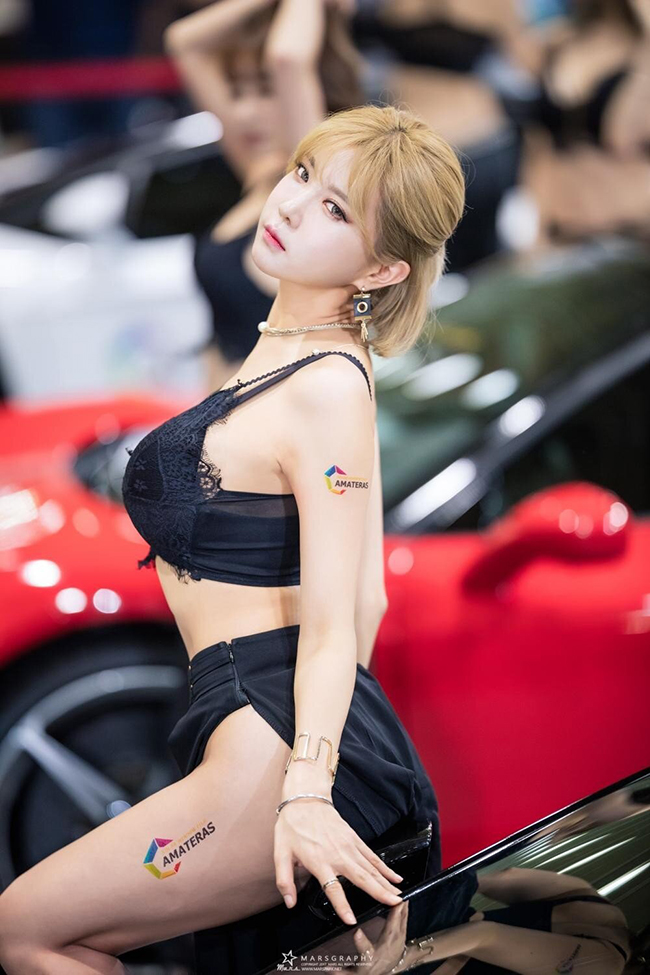  Đường cong chữ S của Heo Yoon Mi đốt nóng mọi triển lãm xe cô tham gia.
