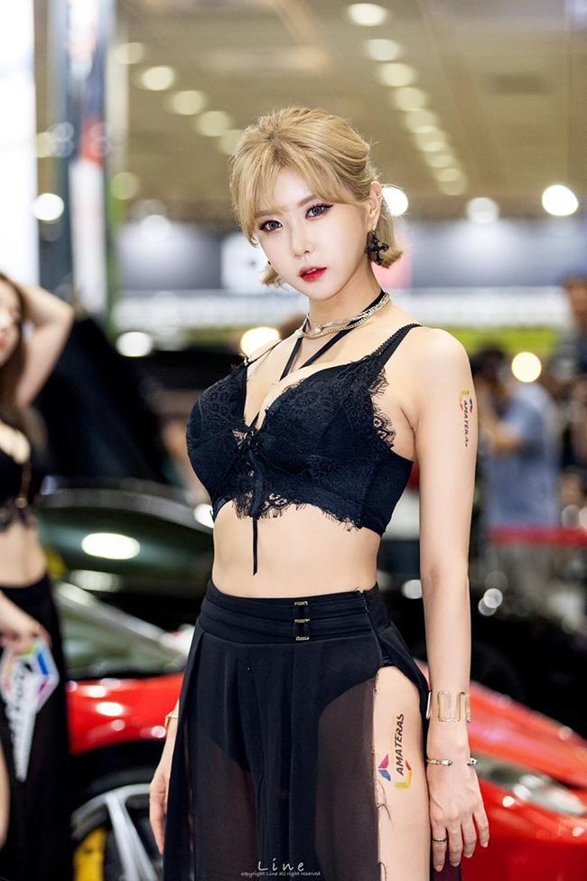 Cô khá "đăt show" quảng cáo và gương mặt quen thuộc tại các triển lãm xe Hàn Quốc.
