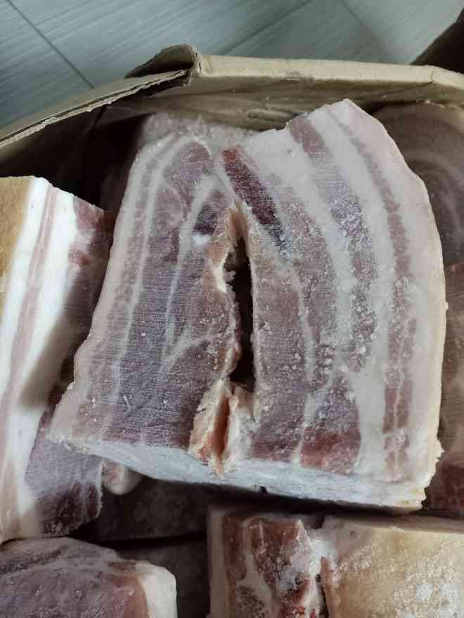 Thịt lợn đông lạnh nhập từ Nga được bán tại thị trường Hà Nội nhưng có giá lên tới 130.000 đồng/kg và không rẻ như mong muốn của nhiều người.