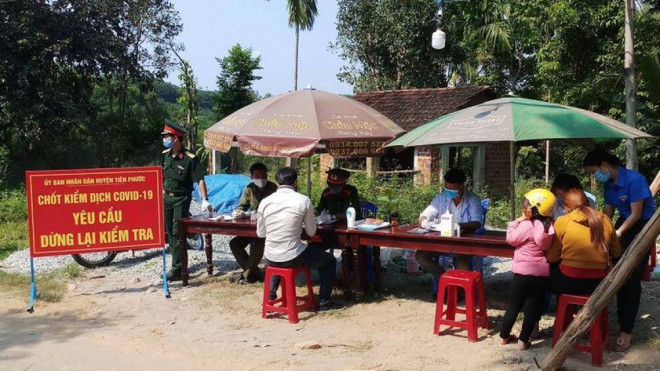 Các chốt kiểm tra phòng dịch Covid-19 ở huyện Tiên Phước hoạt động 24/24h.