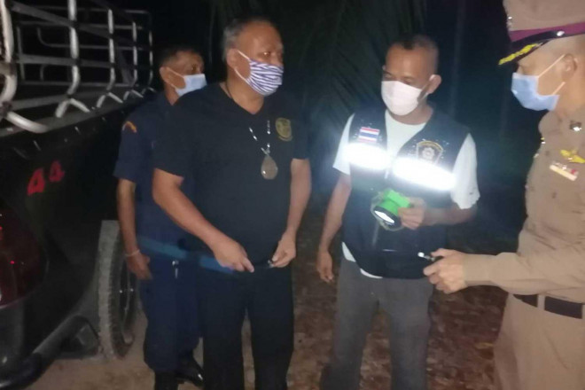 Trưởng làng Manop Kopin (đeo vòng cổ) bị bắt. Ảnh: The Bangkok Post