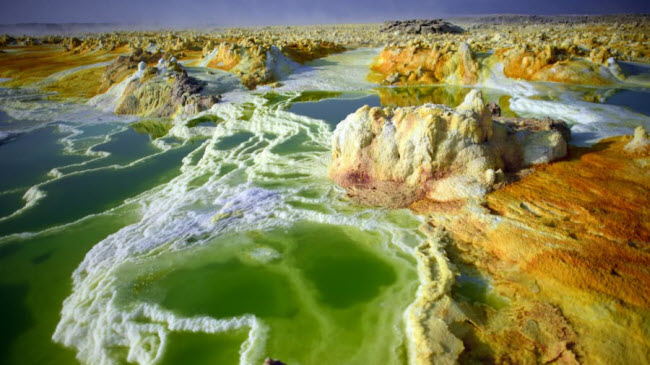 Núi lửa Dallol, Ethiopia: Với nhiệt độ trung bình khoảng 35 độ C, Dallol là địa điểm nóng nhất trên Trái đất.
