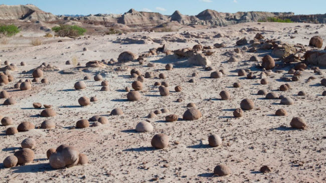 Thung lũng Mặt trăng, Argentina: Thung lũng hẻo lánh nằm trong vườn quốc gia Ischigualasto. Nơi đây có phong cảnh như trên Mặt trăng.
