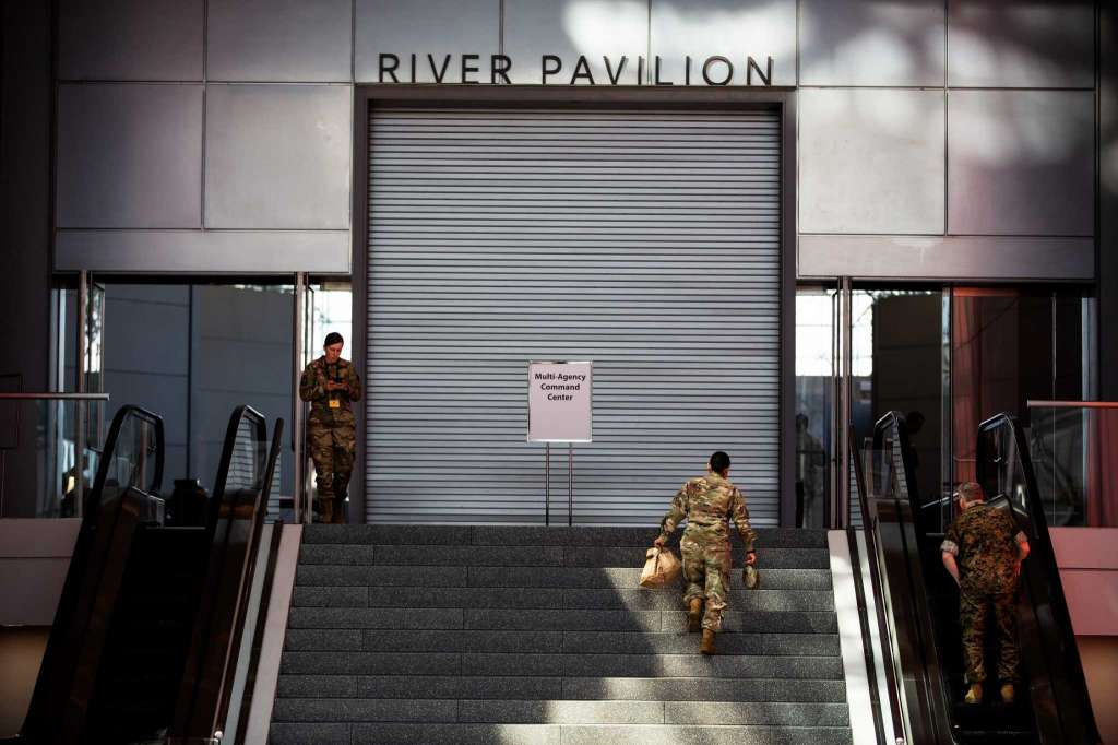 Lối vào&nbsp;Trung tâm chỉ huy đa cơ quan trên tầng 4 Trung tâm Hội nghị&nbsp;Javits, hiện đang được chuyển đổi thành cơ sở y tế dã chiến (Ảnh: Washington Post)