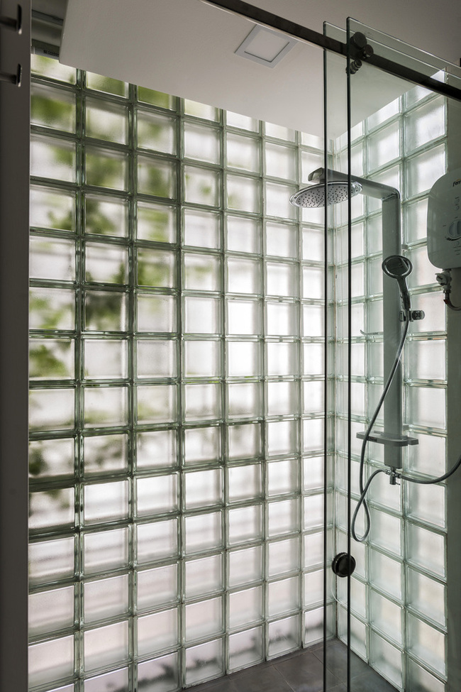 Phòng tắm có thiết kế tối giản với vòi hoa sen hình khối thú vị.