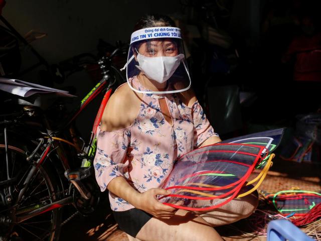 Người bán mũ Việt lên báo nước ngoài vì hành động đẹp giữa dịch Covid-19