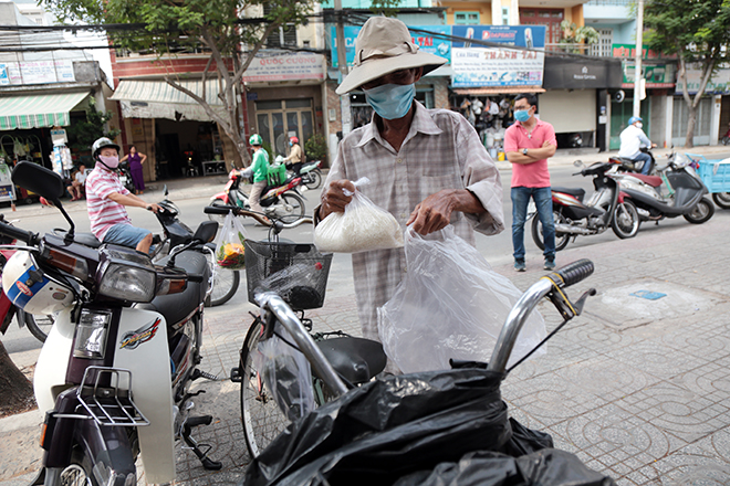 “Giữa lúc khó khăn vì dịch bệnh như thế này được nhận mỗi ngày 1 phần gạo miễn phí là điều đáng quý. Mỗi bịch gạo là mỗi tấm ân tình”, ông Nguyễn Văn Tùng (50 tuổi) làm nghề nhặt ve chai chia sẻ.