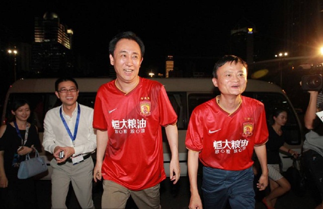 Ông cũng là người làm từ thiện nhiều để giúp người nghèo. Ông từng mua lại câu lạc bộ bóng đá ở Quảng Châu rồi đổi tên thành Quảng Châu Hằng Đại. Hiện, đây là câu lạc bộ bóng đá có thành tích tốt ở Trung Quốc.