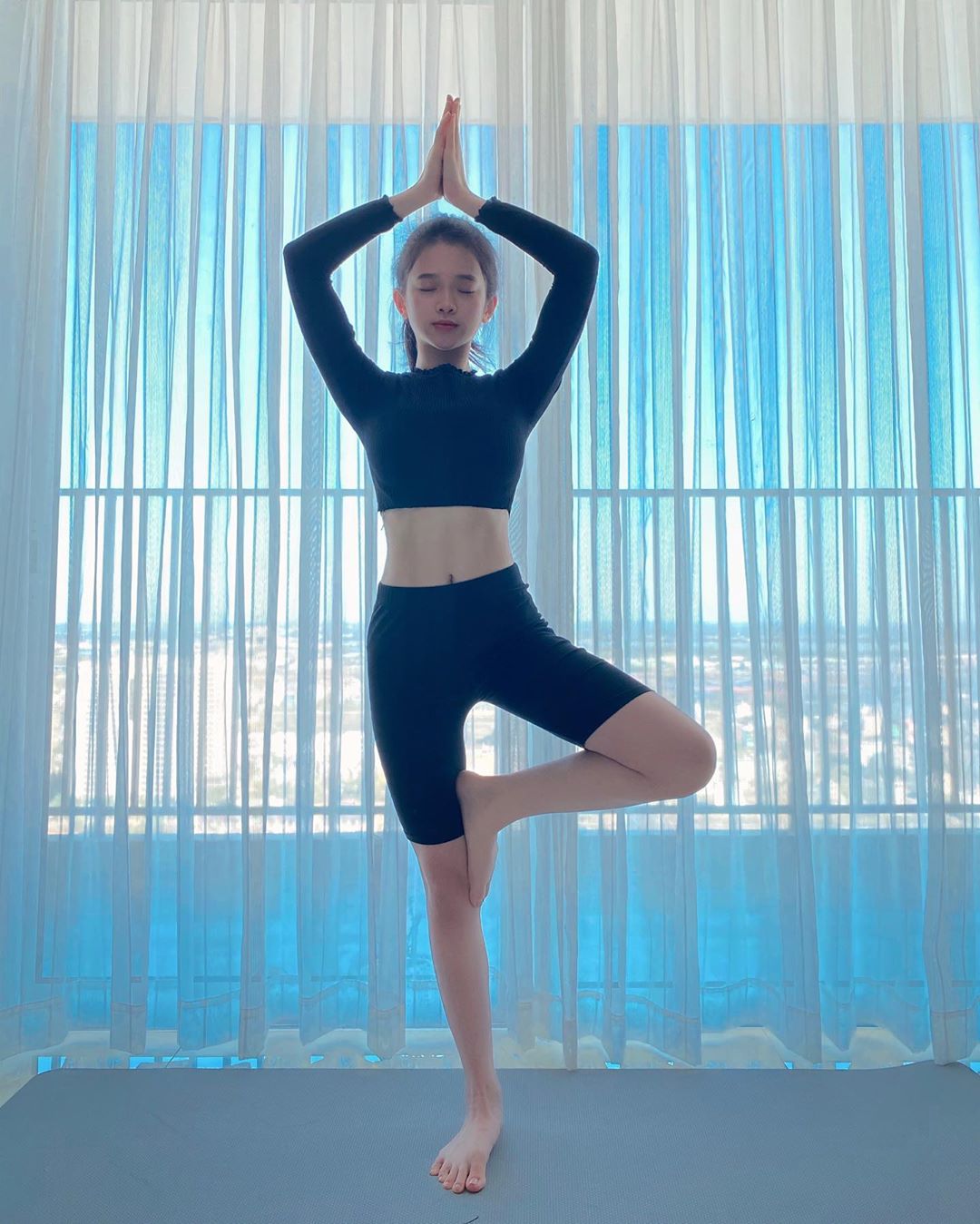 Linh Ka thừa nhận "nghỉ dịch như con heo" nên phải tập yoga để giảm cân.