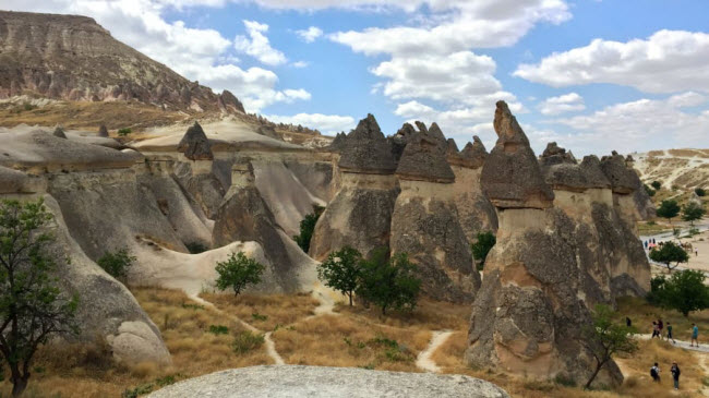 Những ống khói đá thần tiên, Thổ Nhĩ Kỳ: Cấu trúc đá có hình thù kỳ lạ tại vùng Cappadocia là kết quả của quá trình xói mòn qua hàng nghìn năm.

