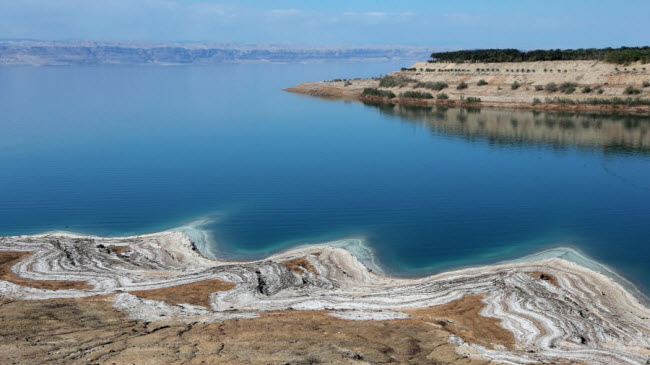 Biển Chết, Israel: Nằm giữa Jordan và Israel, biển chết có nồng độ muối gấp 9 lần nước biển bình thường.
