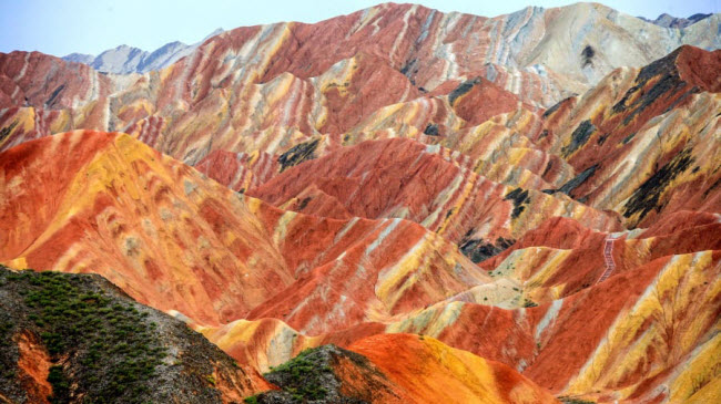 Công viên địa chất Trương Dịch Đan Hà, Trung Quốc: Được biết đến với tên gọi “dãy núi Cầu vồng”, cấu tạo núi đá nhiều màu sắc của dãy núi là kết quả của hoạt động địa chất kéo dài hàng triệu năm.
