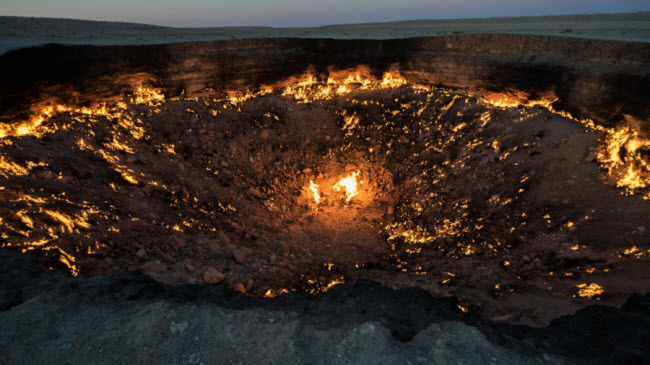 Hố khí gas Darvaza, Turkmenistan: Được mệnh danh là Cổng địa ngục, hiện tượng tự nhiên nhiên này gây ra bởi một người đàn ông cách đây gần 50 năm.
