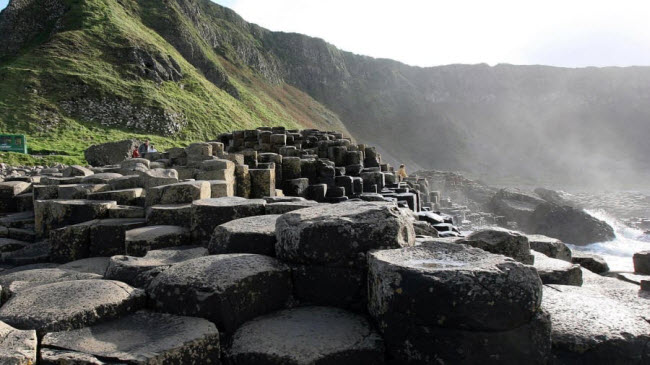 Ghềnh đá Giant&#39;s Causeway, Bắc Ireland: Được hình thành cách đây 50 đến 60 triệu năm, ghềnh đá cổ xưa này trở thành di sản thế giới đầu tiên của Bắc Ireland vào năm 1986.
