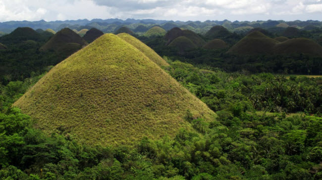 Những quả đồi sô-cô-la, Philippines: Truyền thuyết kể rằng 1.268 quả đồi ở tỉnh Bohol của Philippines là nước mắt khô của một người khổng lồ thất tình.
