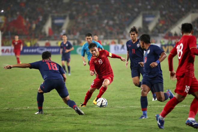 Dù Thái Lan (áo đậm) có bỏ AFF Cup 2020, sức ép với ĐT Việt Nam cũng không giảm
