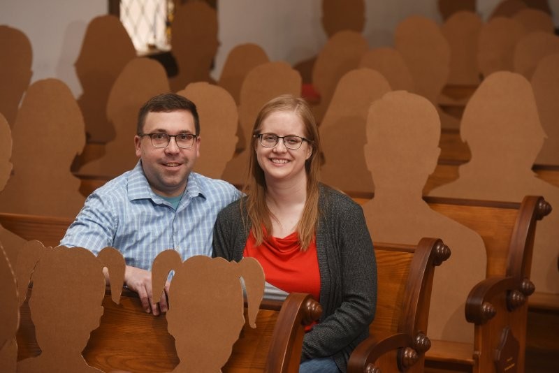 &nbsp;Dan Stuglik và Amy Simonson tại nhà thờ với sự tham dự của 100 khách mời "bìa các-tông".