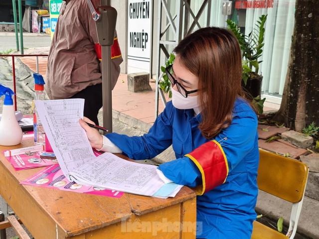 Bạn trẻ - Cuộc sống - Cô gái khuyết tật một tay xung phong tham gia chốt chặn dịch COVID-19