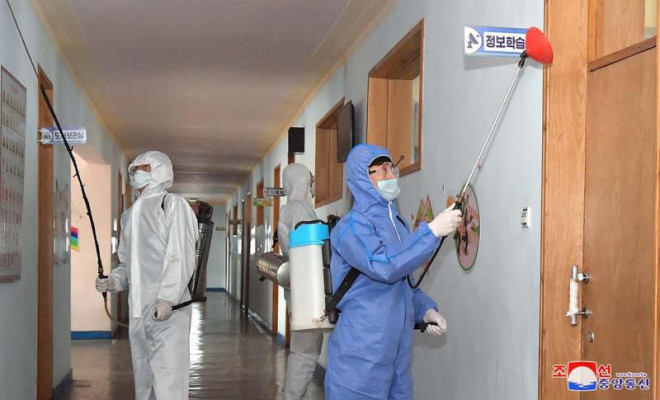 Nhân viên y tế Triều Tiên vệ sinh khử trùng các trường học trong thủ đô Bình Nhưỡng ngày 4-3. Ảnh: KCNA