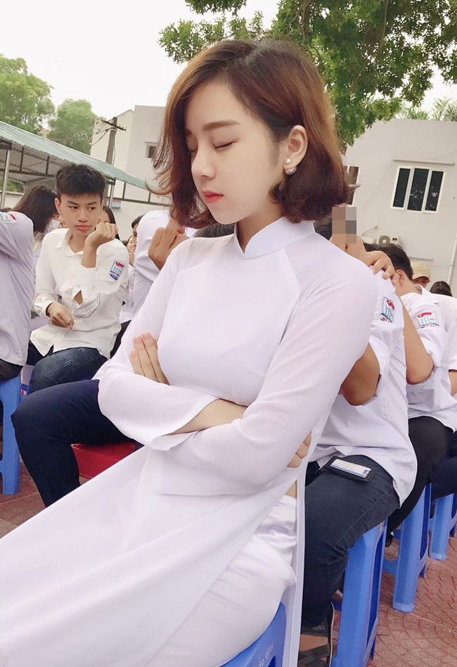 Nguyễn Thủy Tiên (học sinh trường THPT Mỹ Hào, Hưng Yên) nổi tiếng nhờ khoảnh khắc ngủ gật giữa sân trường. Cô nàng được dân mạng trìu mến gọi với cái tên "hot girl ngủ gật" và "thiên thần áo dài". 