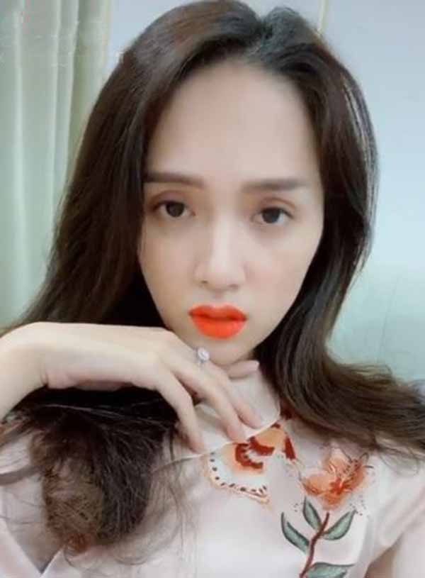 Khoe nhẫn kim cương, Hoa hậu Hương Giang gây chú ý với phát ngôn "chẳng có gì ngoài tiền".