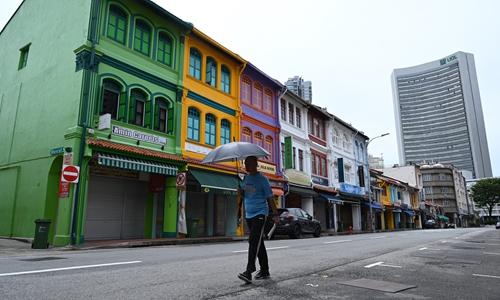 Đường phố Singapore vắng lặng trong ngày đầu tiên đóng cửa trường học, doanh nghiệp và các cơ sở không thiết yếu.