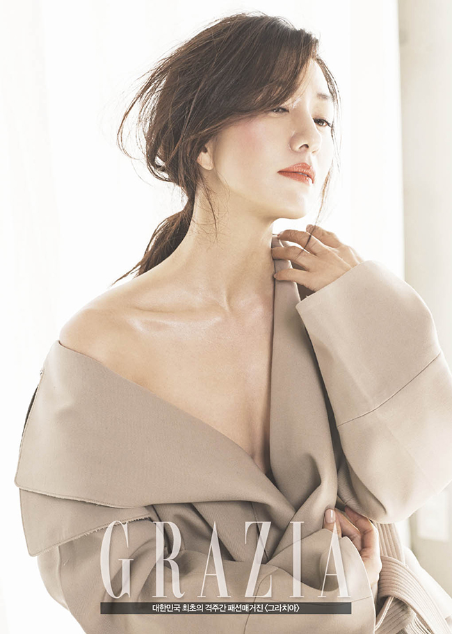 Ngay lập tức, Kim Hee Ae được ca ngợi về diễn xuất lẫn hình thể, nhan sắc trẻ đẹp so với độ tuổi ngoài 50.