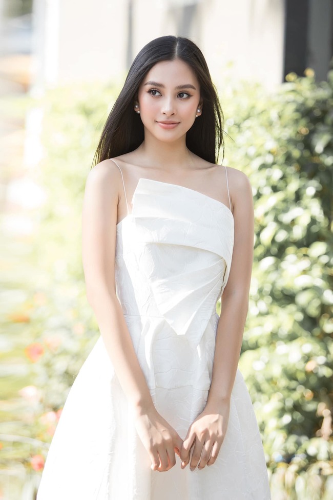 Sau khi đăng quang &#34;Hoa hậu Việt Nam&#34; và tiếp tục đại diện Việt Nam tham gia &#34;Miss World&#34;, Tiểu Vy vẫn chăm chỉ học tập song song với những hoạt động trong thời gian đương nhiệm. Người đẹp cũng thường xuyên đăng ảnh đến trường, check-in cùng bạn bè và khẳng định sự cố gắng trong học tập.