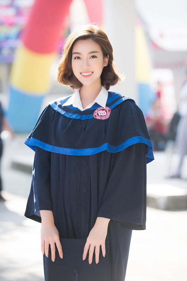 Dù bận rộn với rất nhiều hoạt động của một Hoa hậu, Đỗ Mỹ Linh cũng hoàn thành chương trình học và tốt nghiệp đại học đúng thời hạn. Người đẹp sinh năm 1996 cũng như nhiều Hoa hậu khác, ngay khi đăng quang đã bị dân mạng "soi" ra bảng điểm thi đại học.
