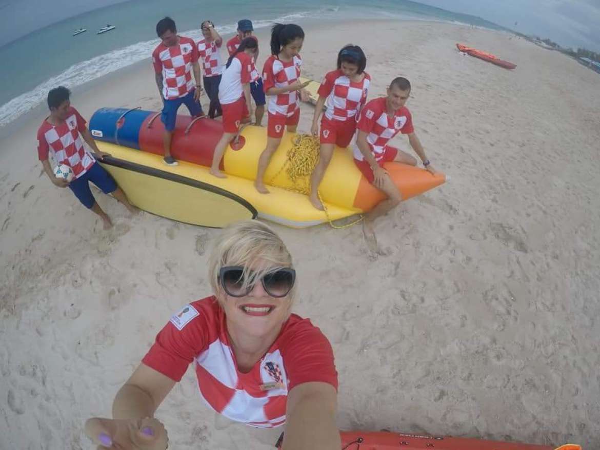 Emanuela Peric chụp ảnh với bạn bè ở bãi biển Nha Trang vào thời điểm chưa áp dụng cách ly toàn xã hội vì dịch Covid-19. Ảnh: Total Croatia News