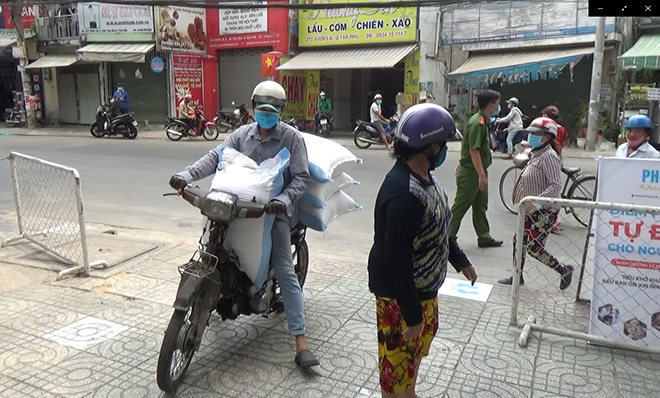 Nghe tin về chiếc máy “ATM gạo” của anh Tuấn Anh giúp hàng ngàn người nghèo trong mùa dịch Covid-19, nhiều người Sài Gòn đã tới tiếp sức cùng anh hỗ trợ người khó khăn. Người chở 20 kg gạo, người 50kg, có người huy động cả ô tô, xe tải chở 1 tấn gạo đến.