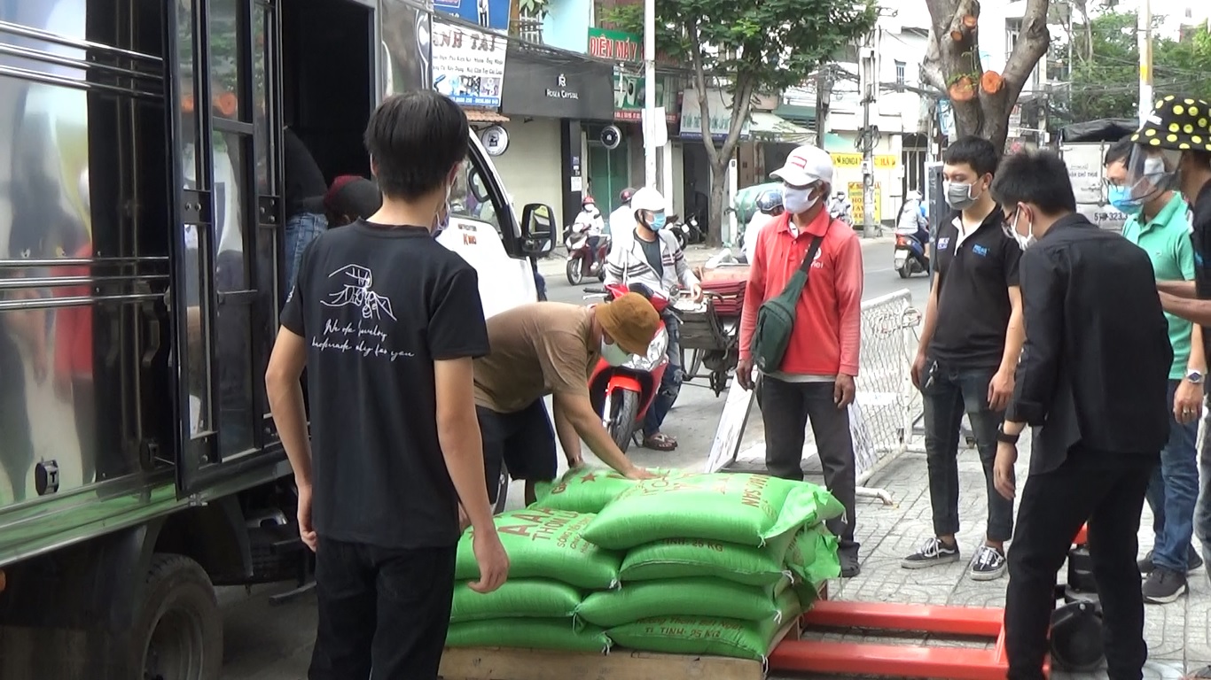 Tiếng lành đồn xa, câu chuyện về máy “ATM gạo” lan tỏa yêu thương. Nhiều mạnh thường quân, nhà hảo tâm đã huy động xe tải chở gạo đến để tiếp sức cho người nghèo.