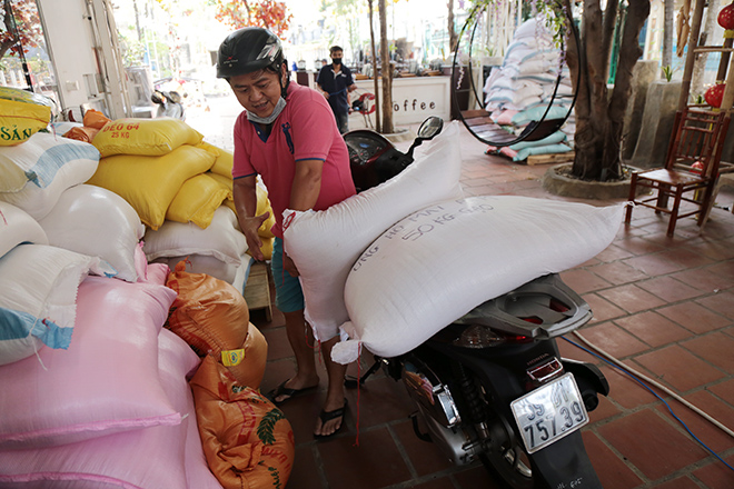 Tranh thủ thời gian nghỉ trưa, anh Hữu Thuận chở 2 bao gạo 100kg đến để góp gạo cho máy “ATM gạo”. “Tôi đọc trên mạng thấy máy “ATM gạo” giúp người nghèo nên liền chạy ra đại lý mua 2 bao gạo chở đến đây để cùng chung sức giúp người nghèo trong mùa dịch bệnh này, anh Thuận chia sẻ.