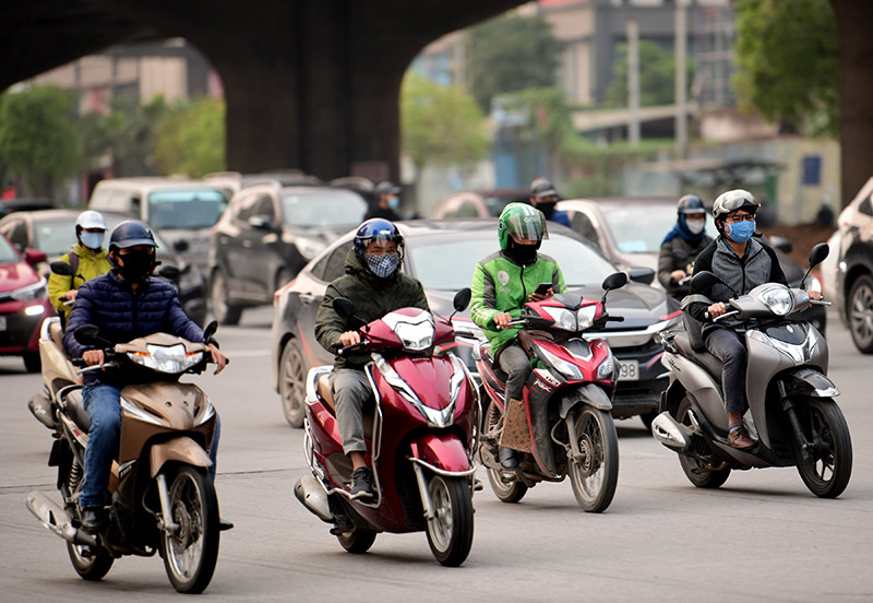 Đường Phạm Hùng trở nên đông đúc hẳn, lượng xe lưu thông trên tuyến đường này càng về chiều tối càng đông