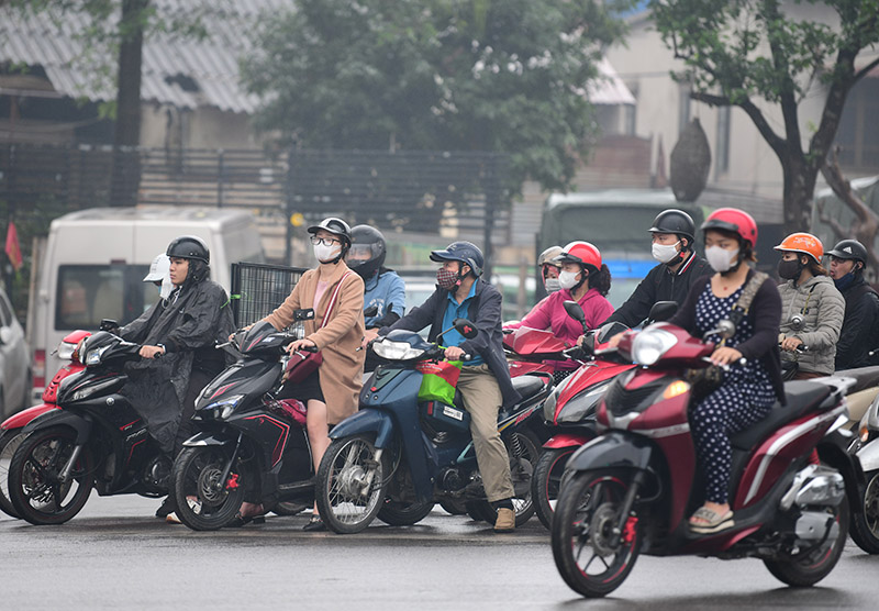 Sáng nay mưa nhẹ, nhưng các phương tiện lưu thông trên tuyến đường Hồ Tùng Mậu khá đông