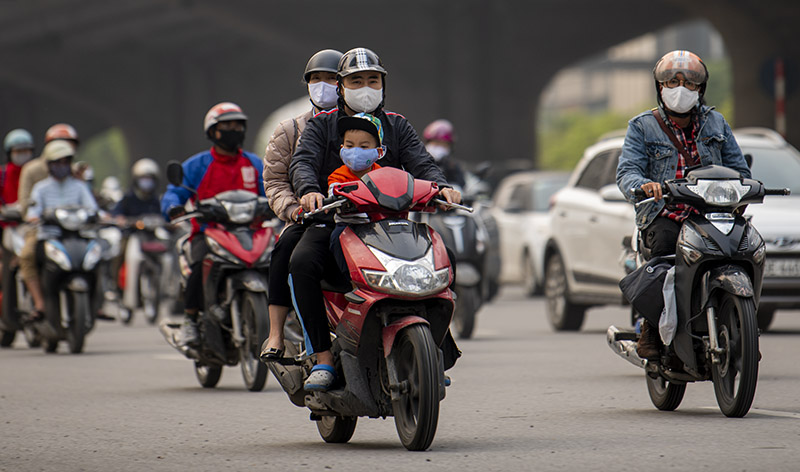 Các phương tiện nườm nượp nối đuôi nhau trên tuyến phố Cầu Giấy và cuối giờ chiều nay.