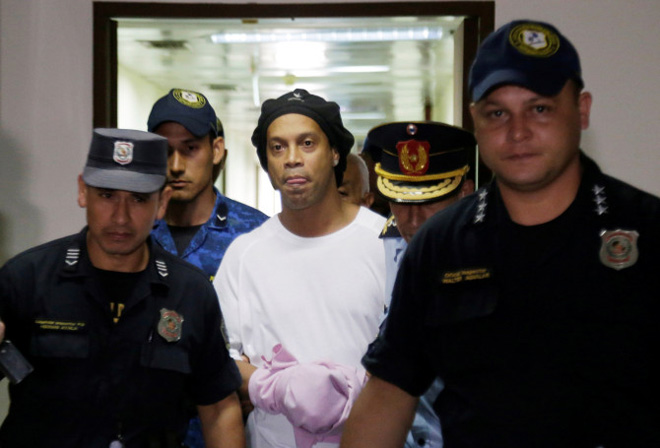 Ronaldinho cùng anh trai bị giới chức trách Paraguay bắt giữ hôm 6/3 vừa qua