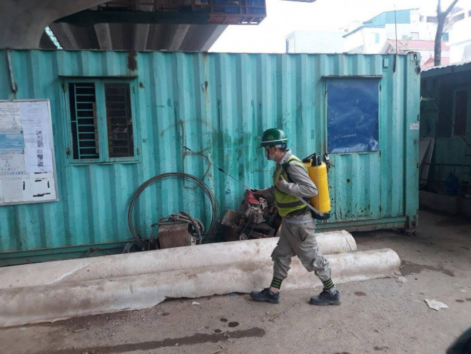 Hàng tuần, các nhà thầu tại dự án đều tiến hành phun thuốc khử trùng CloraminB trên công trường