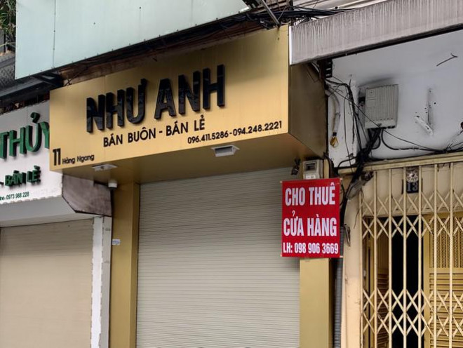 Nằm trên đoạn phố Hàng Ngang – Hàng Đào, nơi có giá nhà cho thuê đắt đỏ bậc nhất Hà Nội, nhiều cửa hàng đã treo biển cho thuê nhà nhiều tuần qua