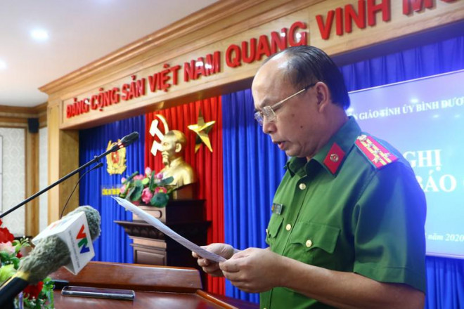 Đại tá Trần Văn Chính, Phó Giám đốc Công an tỉnh Bình Dương thông tin về vụ việc. Ảnh: Lê Ánh