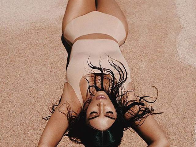 Kim Kardashian lăng xê trang phục định hình khi cách ly vì Covid-19
