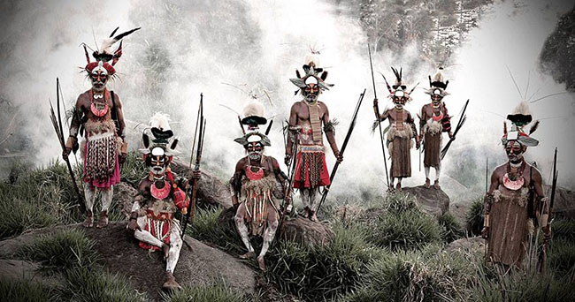 Goroka, Papua New GuineaKaro, Etiopia: Các gia đình thuộc bộ lạc Goroka sống dựa vào săn bắn, hái lượm, và canh tác. Họ thường bôi vẽ sơn các màu lên mặt để đe dọa đối thủ.
