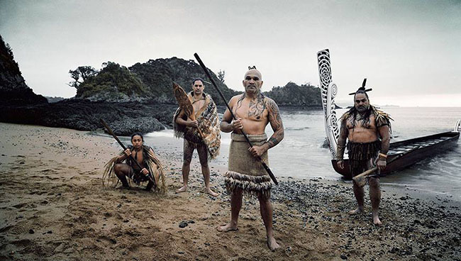 Maori, New Zealand: Bộ lạc Maori thủa sơ khai săn chim Moa khổng lồ (ngày nay đã tuyệt chủng) và phát triển truyền thống của bộ lạc, bao gồm cả những hình xăm kỳ dị và điệu nhảy “Haka” để đe dọa kẻ thù.
